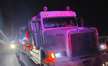 Aseguran camión cisterna con 30 mil litros de hidrocarburo aparentemente ilegal en la carretera México-Querétaro
