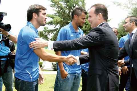 El dueño de Gallos visita a sus jugadores