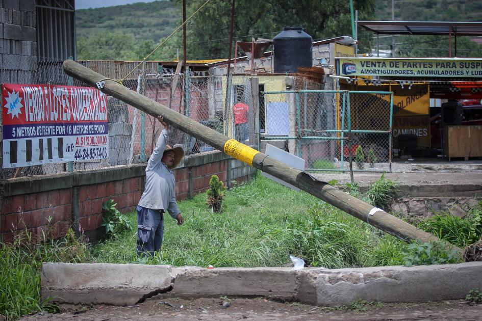 Reportan socavón, dos autos dañados y anegaciones de 70 cm