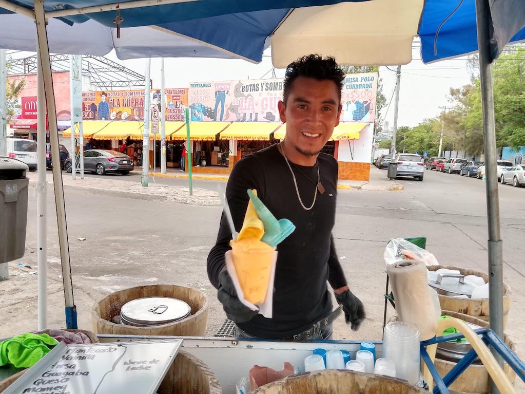 Para este calor, las nieves de barril que se venden en Querétaro