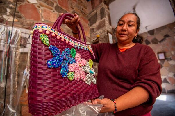 Bolsas tejidas de plástico, una belleza artesanal de la familia Pineda Granados