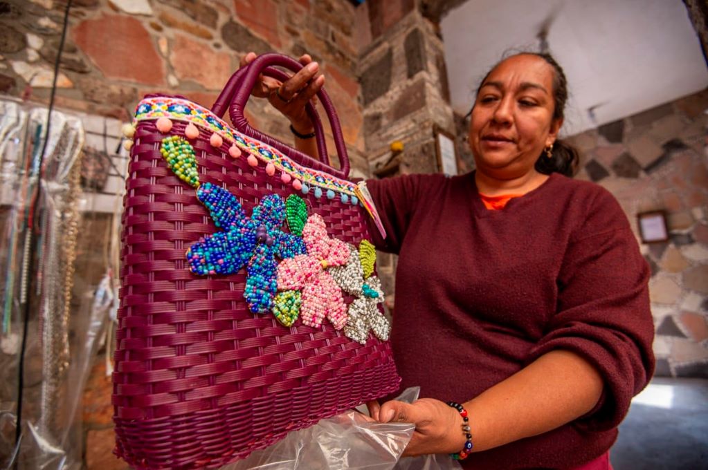 Bolsas tejidas de plástico, una belleza artesanal de la familia Pineda Granados