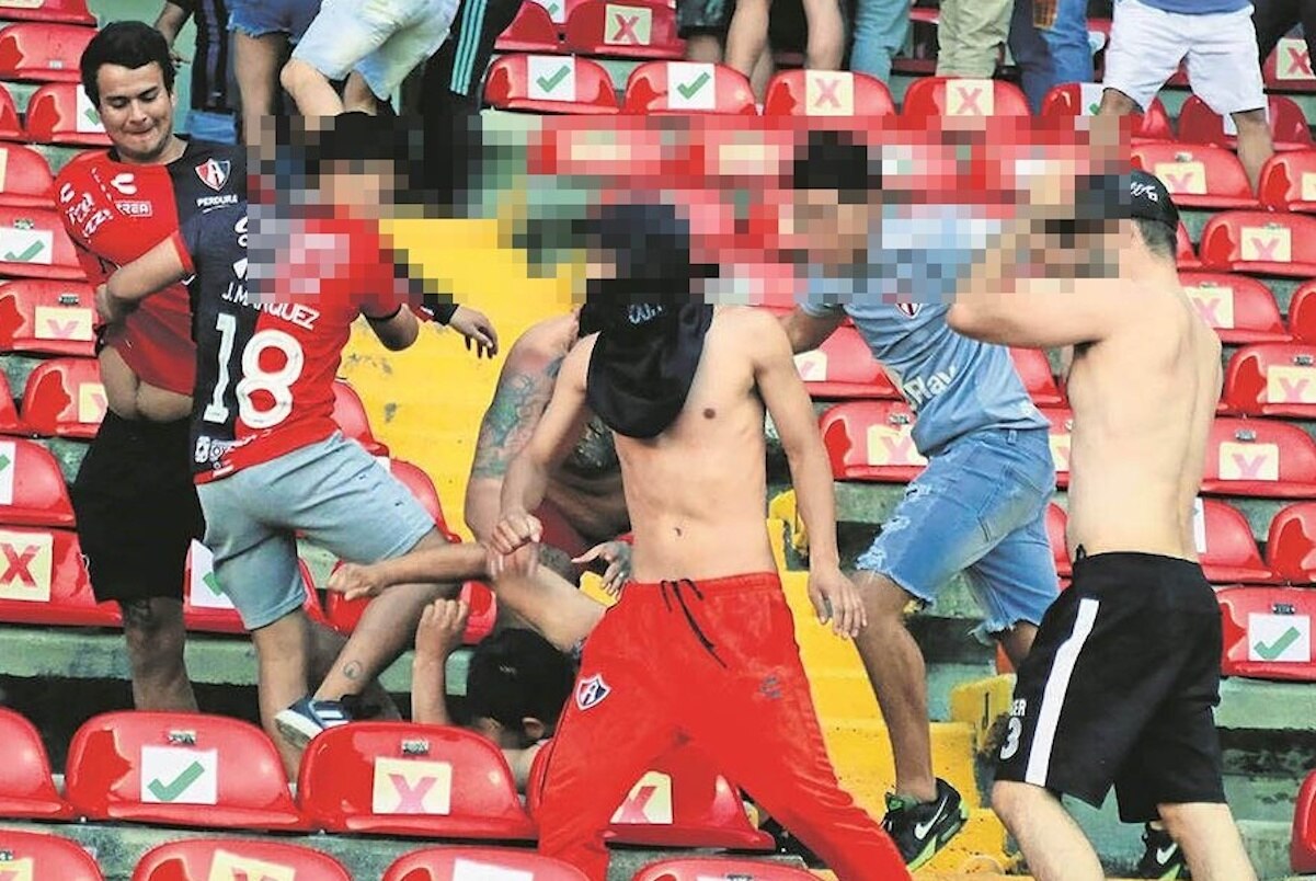 Por tres años no podrán acudir al estadio, la sanción a aficionados de Gallos Blancos por riñas en el Corregidora 