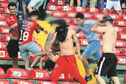 Por tres años no podrán acudir al estadio, la sanción a aficionados de Gallos Blancos por riñas en el Corregidora 