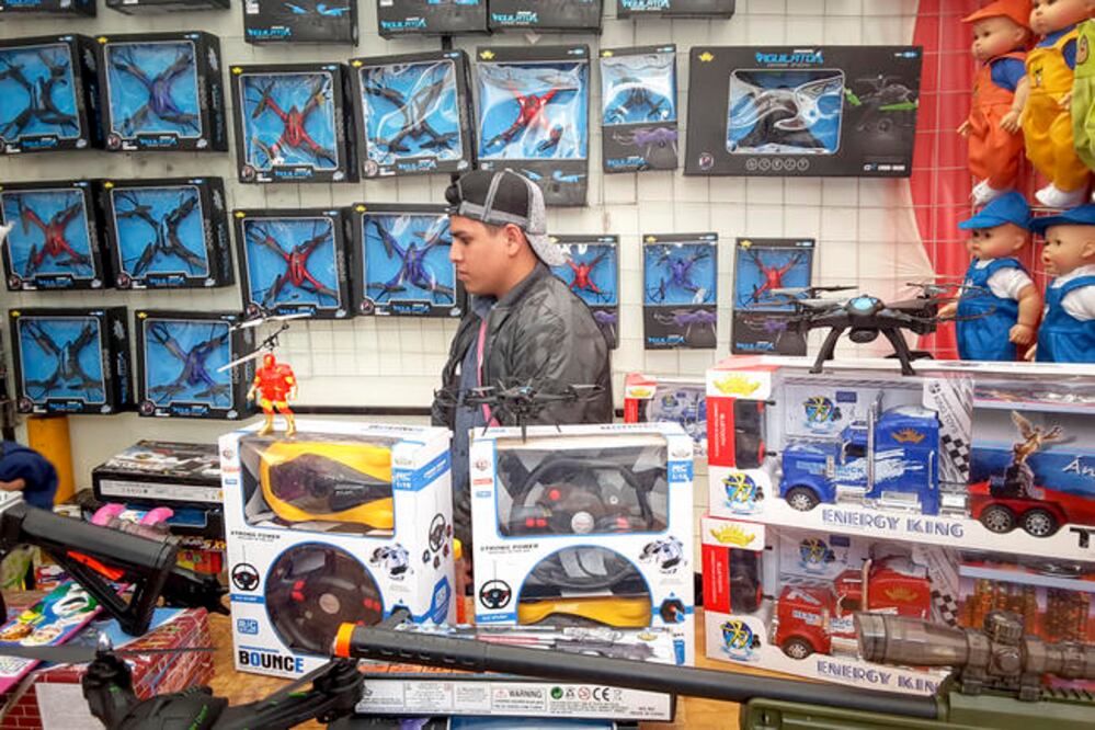 Los drones que se venden tienen cámara, pila recargable y una memoria, además se pueden controlar con el teléfono celular y a través de Wifi (RICARDO LUGO)