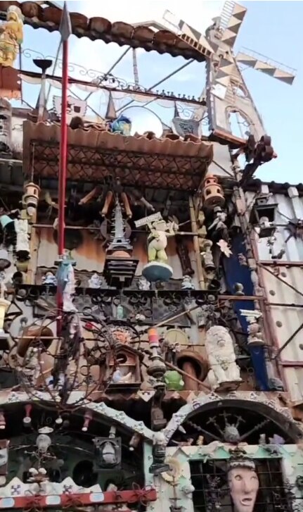 Objetos en la fachada de la casa. Foto: Captura de pantalla, 
munshineee, TikTok