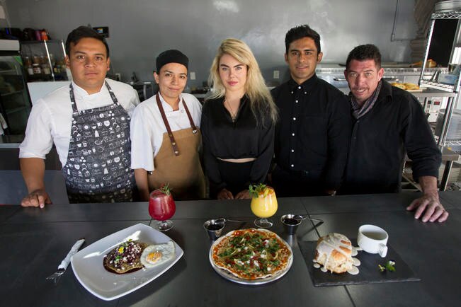 Entre sus platillos favoritos destaca la “Taco pizza”, que tiene como ingrediente principal carne al pastor con queso y piña. / FOTO: DEMIAN CHÁVEZ