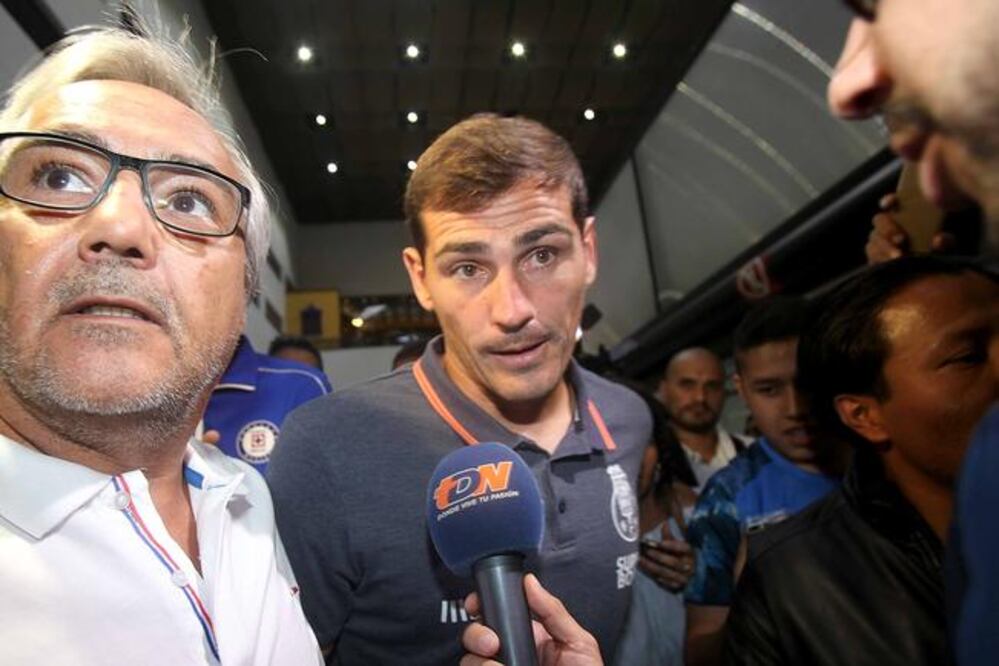 A pesar del enfado, Íker Casillas se detuvo a firmar algunos autógrafos. (HEINEKEN)