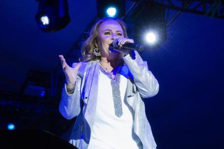 Pandora felicita a los queretanos y les canta