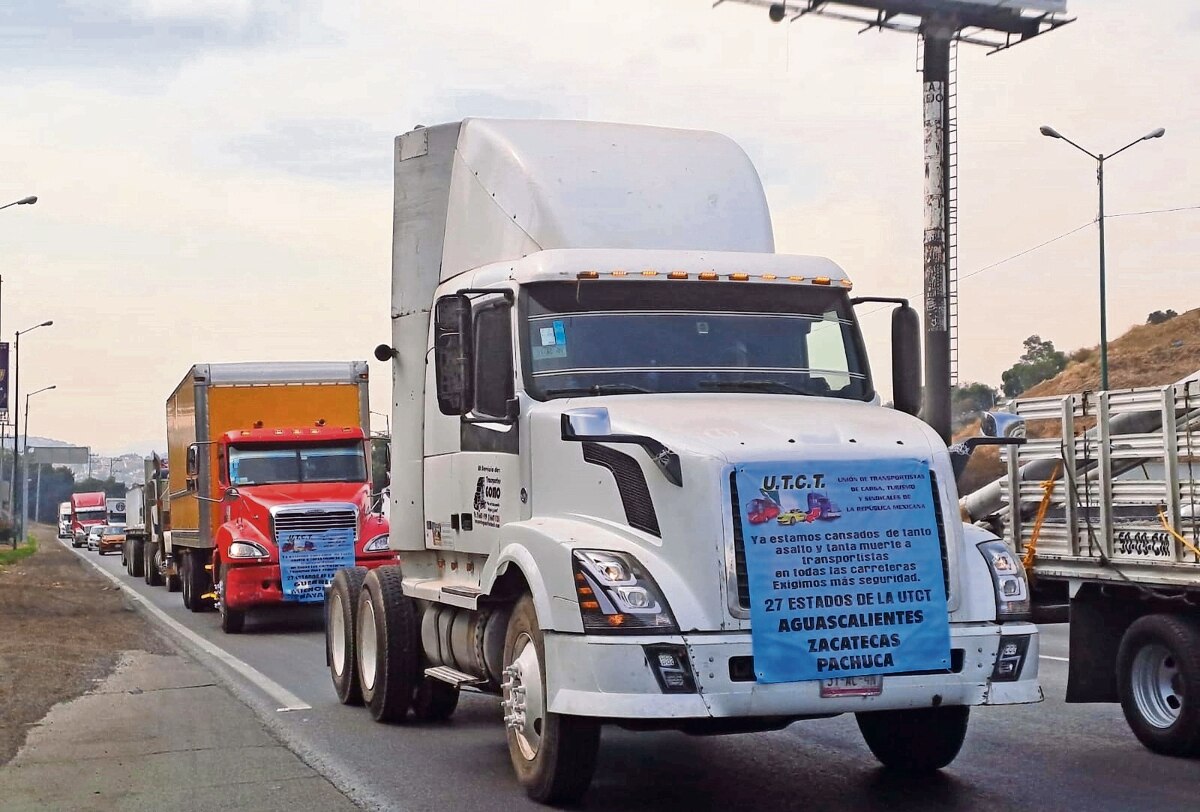 Traileros protestan por la inseguridad que se vive en la México-Querétaro