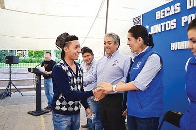 Huimilpan da becas de transporte