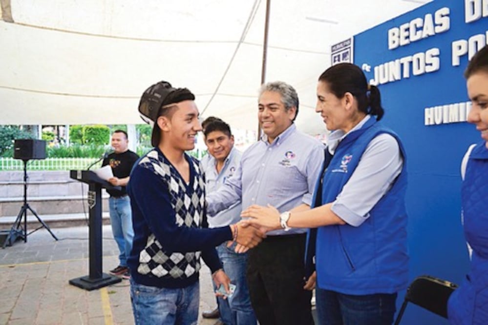 Huimilpan da becas de transporte