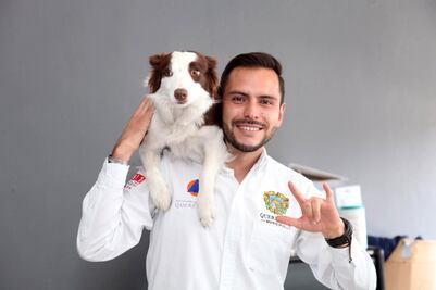 Brigadista se vale de lengua de señas para ayudar