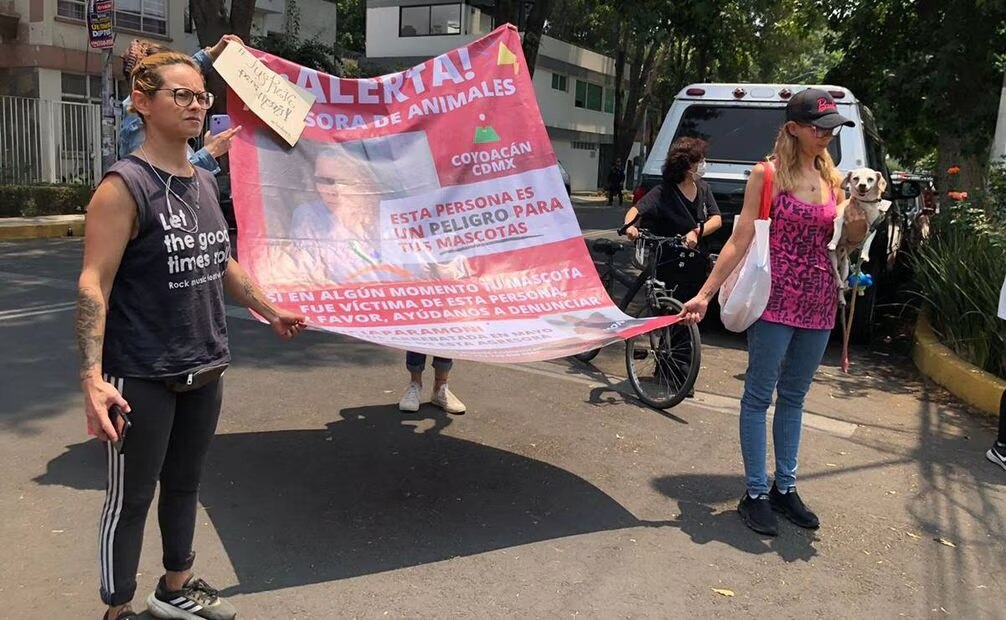 Una serie de vecinos, activistas contra el maltrato animal y público en general se reunieron al exterior del domicilio de la mujer que supuestamente mató a "moni". / Foto: Atenea Campuzano.