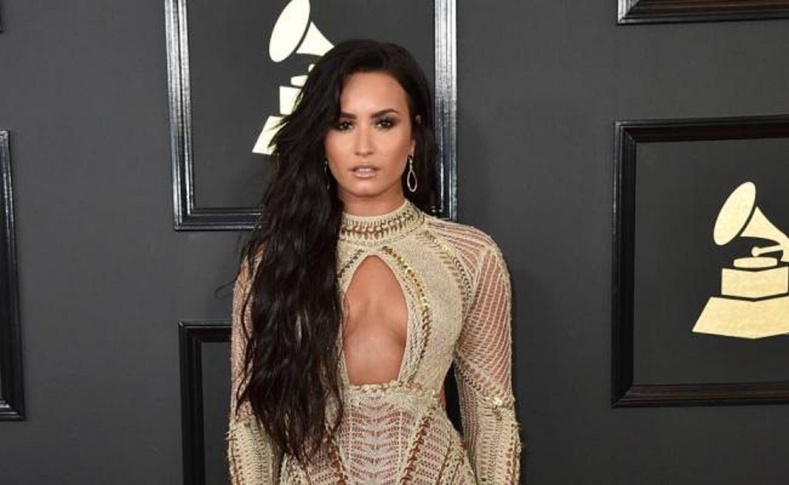Demi Lovato posa en lencería en la cama