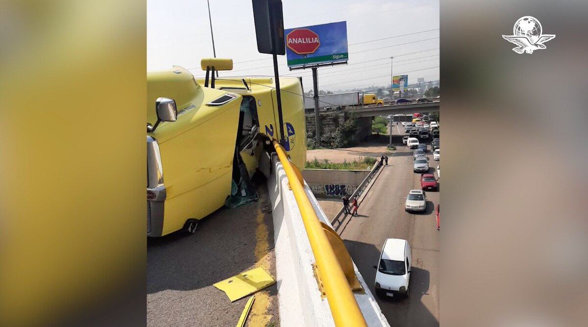 Tráiler a punto de caer de puente tras volcadura en autopista México-Querétaro