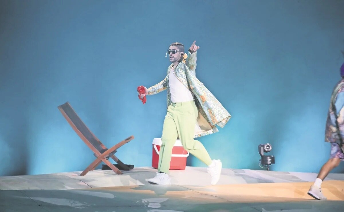 ¿Bad Bunny podría enfrentar acciones legales por aventar teléfono de fan?