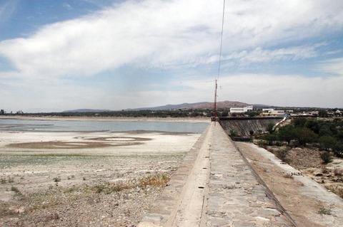 En capital, 52 cuerpos de agua secos