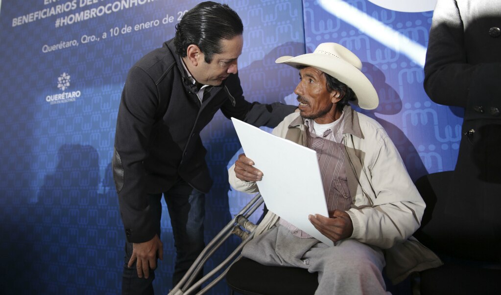 Entrega gobernador apoyos a sectores vulnerables