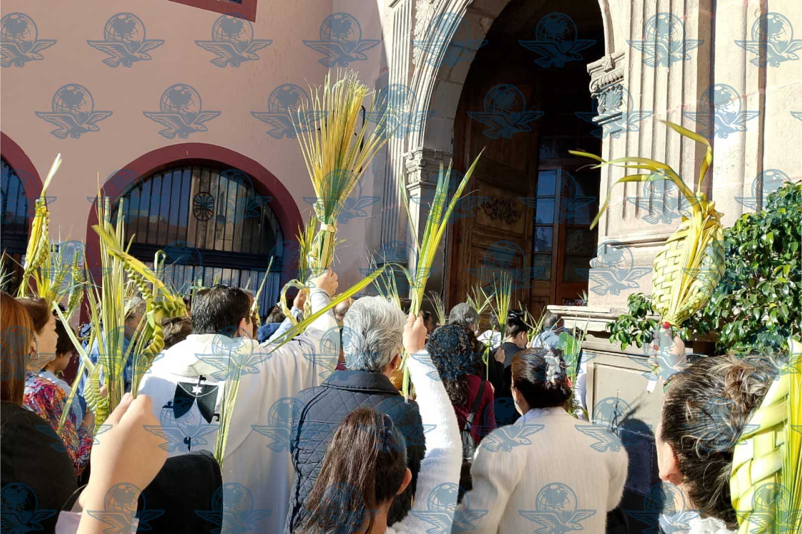Fieles conmemoran Domingo de Ramos y dan inicio a la Semana Santa