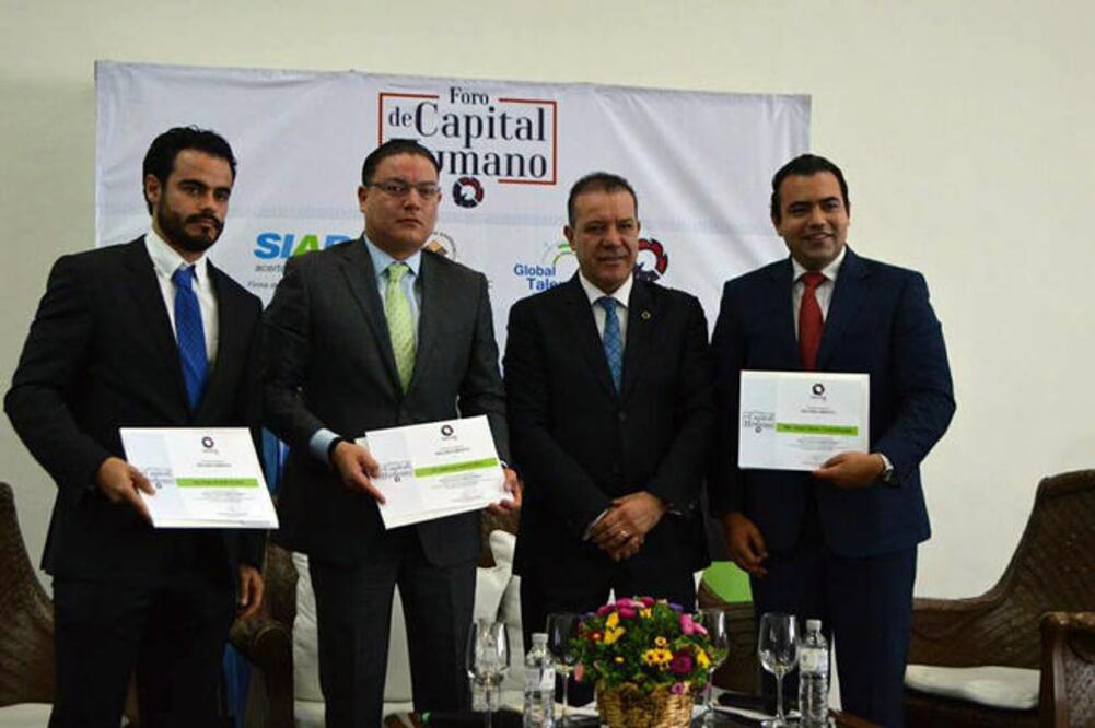 Eduardo Prado, presidente de la Canacintra local (tercero de izq. a der.), encabezó un foro sobre Recursos Humanos. (ESPECIAL)