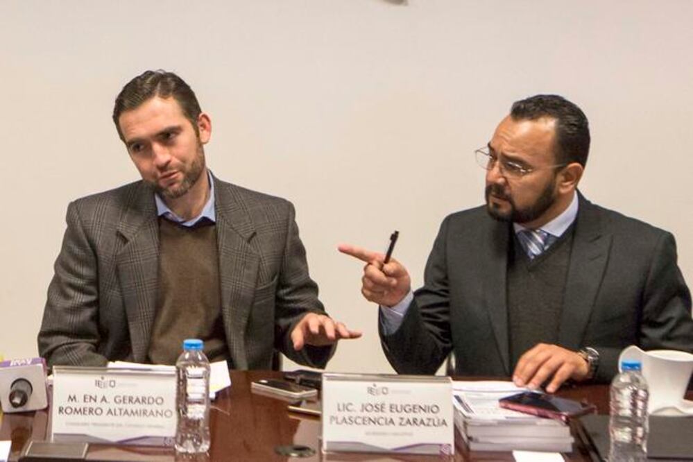 El secretario Ejecutivo del IEEQ, José Plascencia Zarazúa (der.) recordó que a la fecha se han recibido cinco denuncias pora actos violatorios (DEMIAN CHÁVEZ. EL UNIVERSAL)