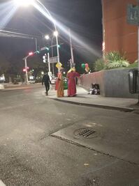 Captan a los Reyes Magos entregando juguetes en Querétaro