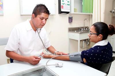 Abren puertas del Colegio Médico a alumnos de medicina