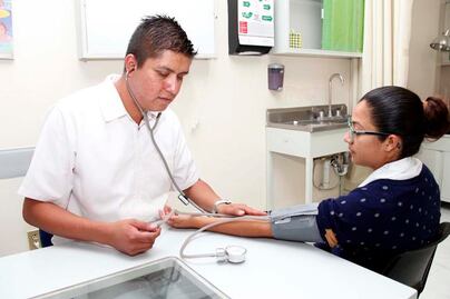 Abren puertas del Colegio Médico a alumnos de medicina