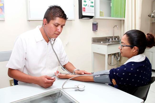 Abren puertas del Colegio Médico a alumnos de medicina
