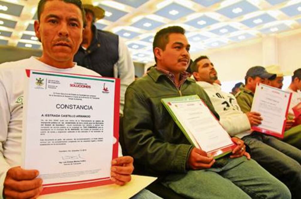 Entregan concesiones a taxistas