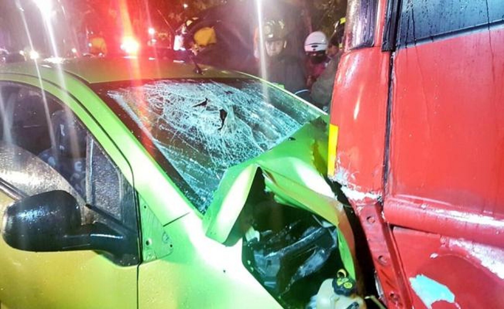 Muere automovilista durante choque por Metrobús; detienen a chofer