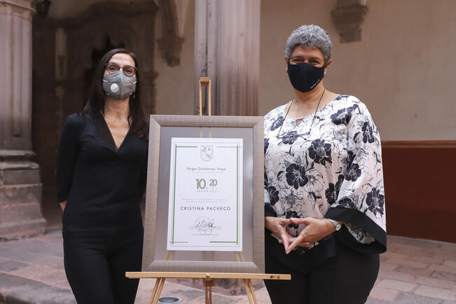 Reconocen a Cristina Pacheco