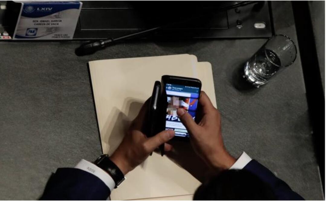 Ismael Cabeza de Vaca comenta fotografía de una mujer durante la comparecencia del secretario de Hacienda ( IVAN STEPHENS. EL UNIVERSAL)