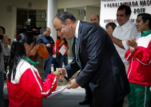 Dan reconocimientos a atletas destacados
