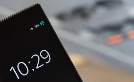 ¿Es peligroso tener el celular prendido en el avión?