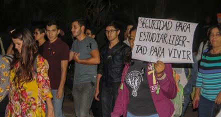 Se manifiestan universitarios contra la violencia ejercida hacia estudiantes en el país