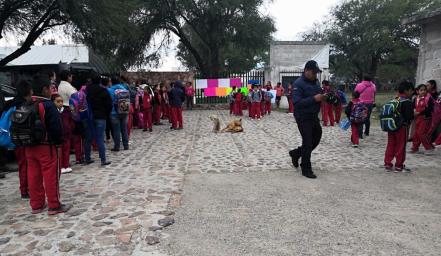 Padres de familia toman escuela primaria, en Colón