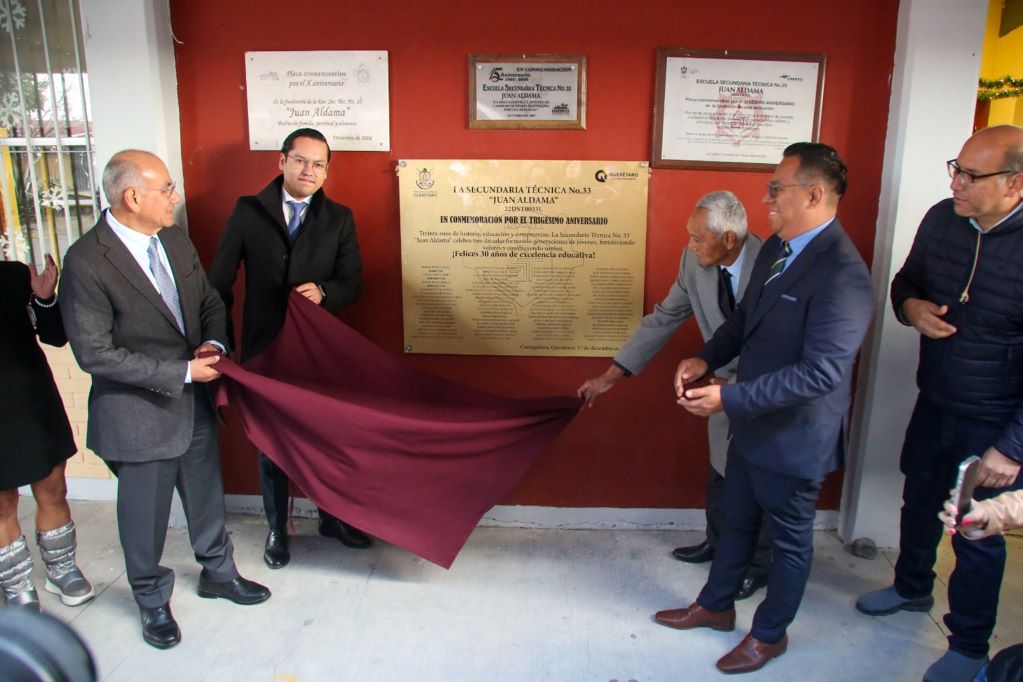 Develan placa conmemorativa por el 30 Aniversario de la Escuela Secundaria Técnica Número 33 Juan Aldama. Foto: Especial