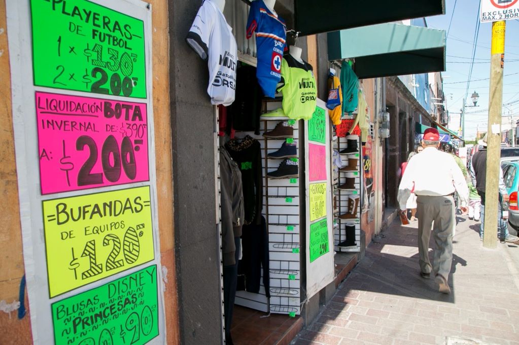 Inseguridad y competencia desleal pegan a las tienditas de Querétaro