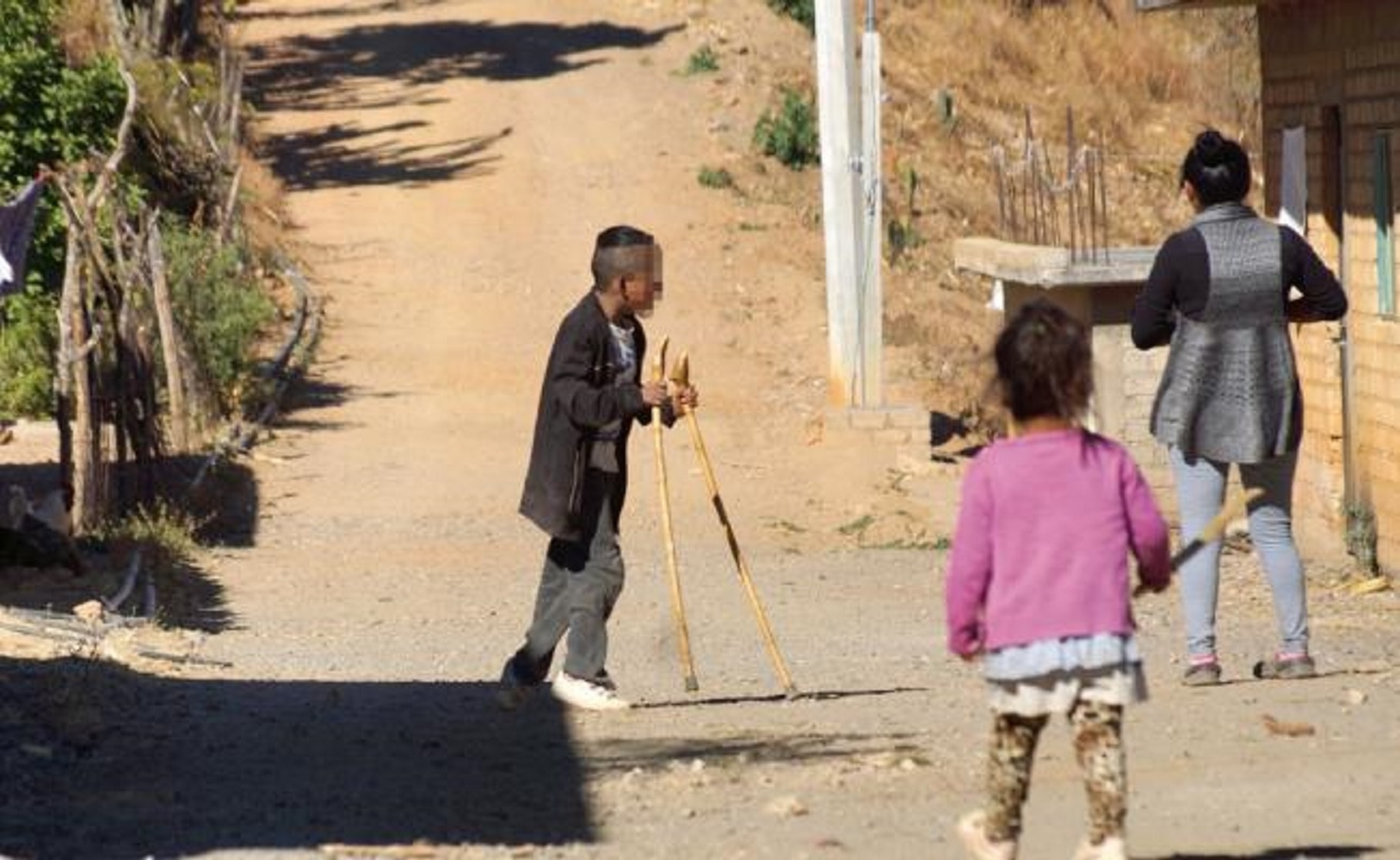 Apoyado en dos muletas improvisadas de carrizo, Lalo intenta ser autosuficiente, a pesar de la distrofia en ambas piernas, condición con la que nació. El niño no ha sido tratado por un doctor ni va a la escuela ni habla español (EDWIN HERNÁNDEZ)