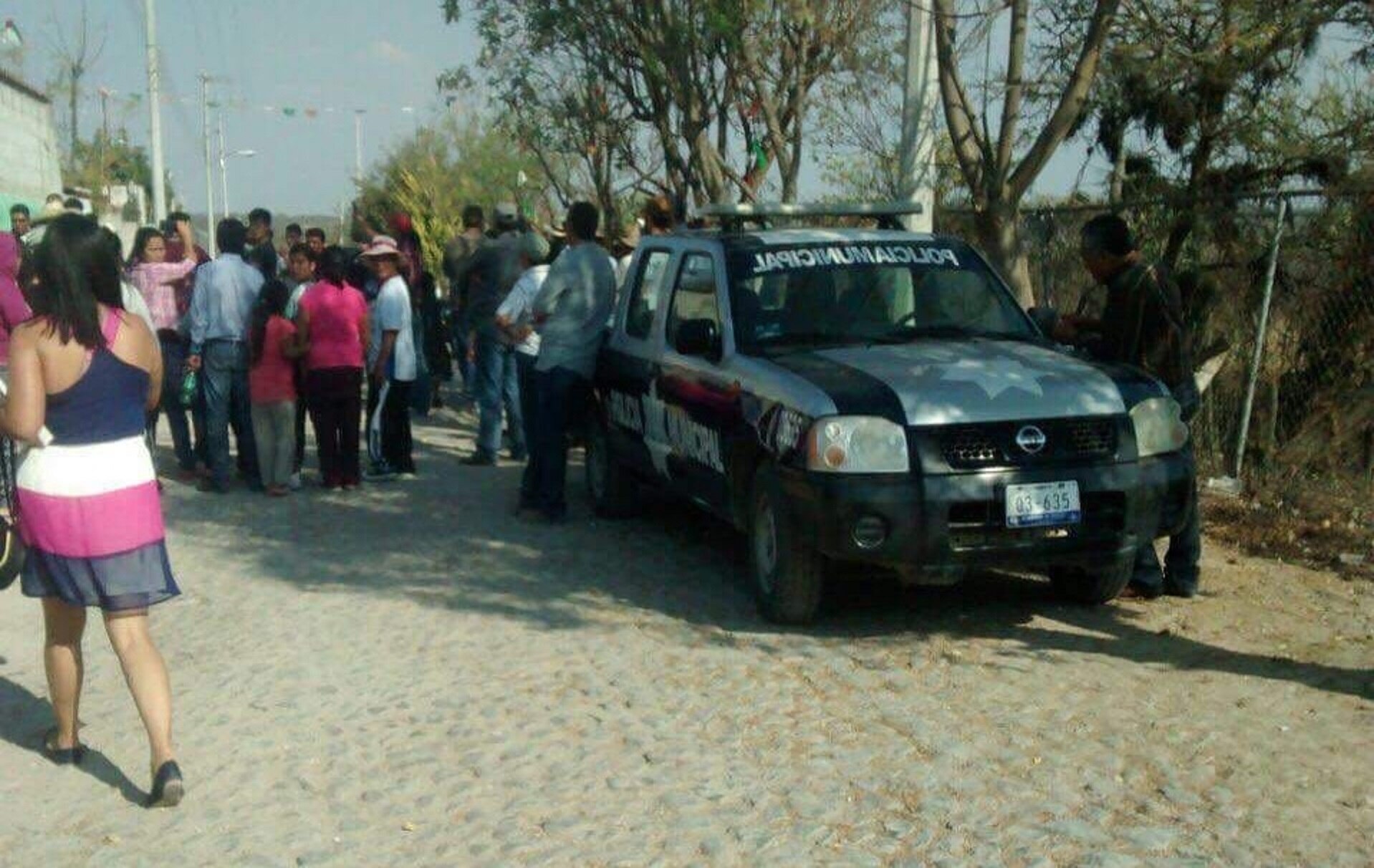 Desalojan a 50 familias de predio