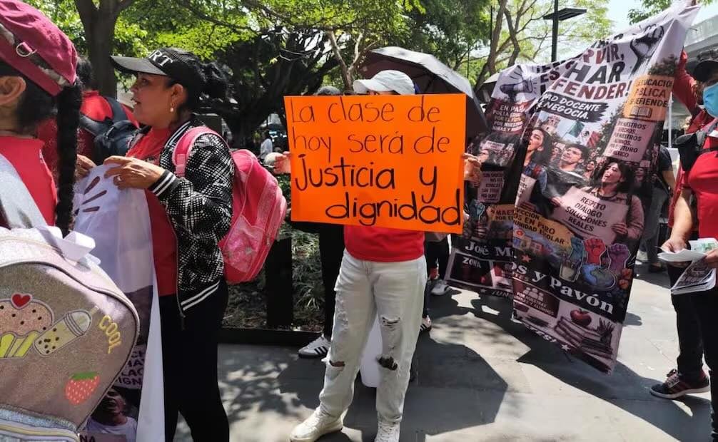Maestros de la CNTE irrumpen en evento de Margarita González; exigen diálogo sobre la Ley del ISSSTE. Foto: Especial.