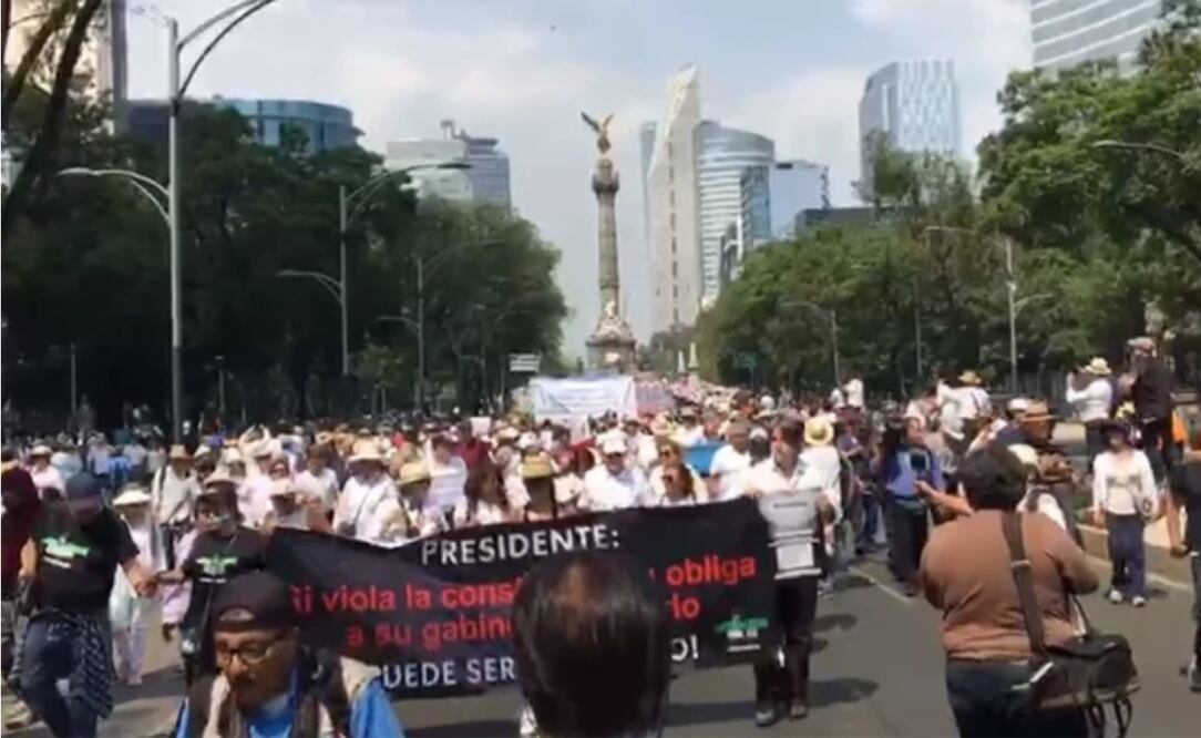 Los manifestantes marchan sobre Reforma