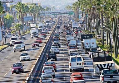 Cierran carriles centrales de la 5 de Febrero