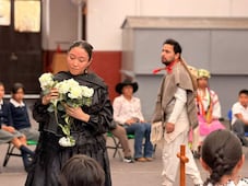 "Nacimos Muertos" convierte duelo y tradición en experiencia escénica