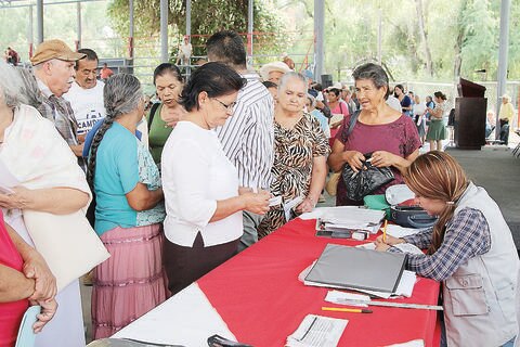 Realizan canje de tarjetas Liconsa