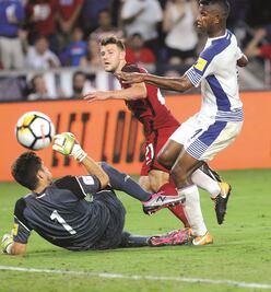 EU golea y está a un paso del Mundial