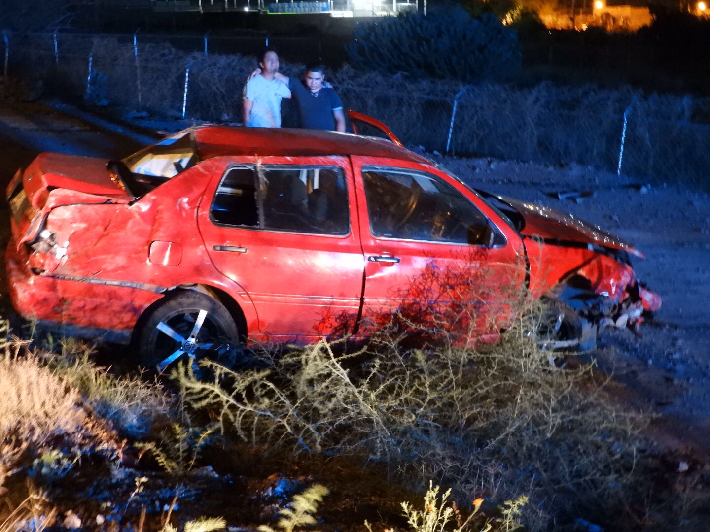 Vuelca Jetta en el Junípero Serra