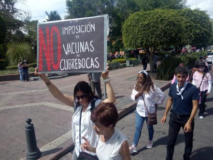 Protestan en Querétaro contra la aplicación de vacunas contra el Covid-19
